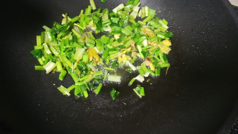 银鱼干煎蛋,锅加热，倒油，放入姜碎煸炒，再加入芹菜末煸炒。