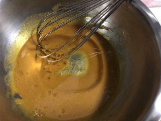 香甜枣糕（随意版）,蛋黄糊中加入玉米油搅拌均匀