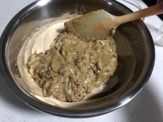 香甜枣糕（随意版）,再把拌好的蛋黄糊倒入剩下的蛋白中，翻拌均匀动作轻快，避免消泡