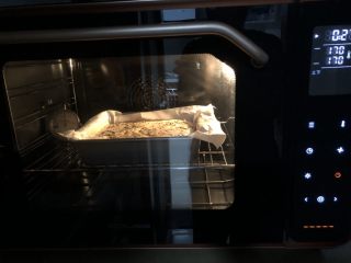 香甜枣糕（随意版）,放入预热好的烤箱，170度30分钟