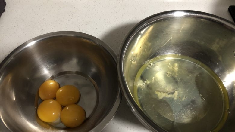 香甜枣糕（随意版）,蛋黄蛋清分离，放入无水无油的容器内