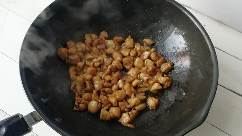 【蒜薹炒鸡丁】,锅加油烧热，下入腌制好的鸡丁，将鸡丁变白炒熟，盛出待用