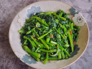 蒜蓉炒菜心,加少量水焖烧出来青菜仍旧保持鲜绿的颜色。