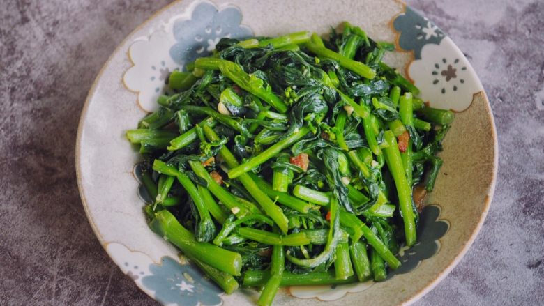 蒜蓉炒菜心,加少量水焖烧出来青菜仍旧保持鲜绿的颜色。
