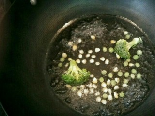 火烧云太阳蛋吐司,西兰花玉米放入锅中煮熟后沥干水份待用。