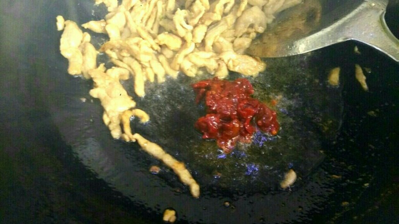 蒜苗炒肉丝,把肉丝铲到一边，放入少量油，放入一勺郫县豆瓣酱