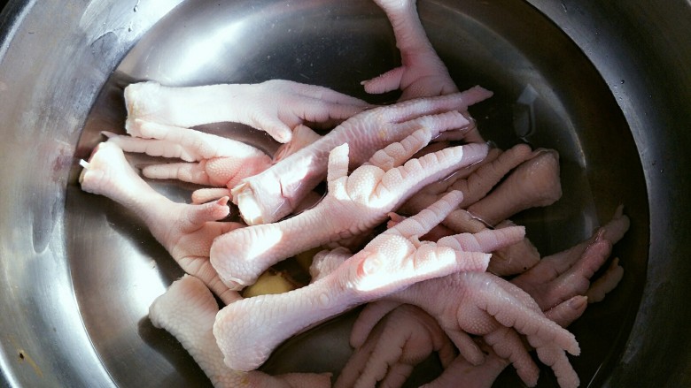 爽口腌制小菜 鱼辣子时蔬凤爪,放入鸡爪，凉水加热