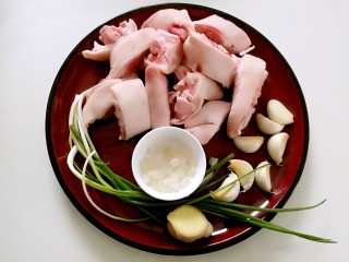台湾卤猪脚,猪脚去毛，洗净斩成4cm左右的大块，准备好葱，姜，大蒜和冰糖。