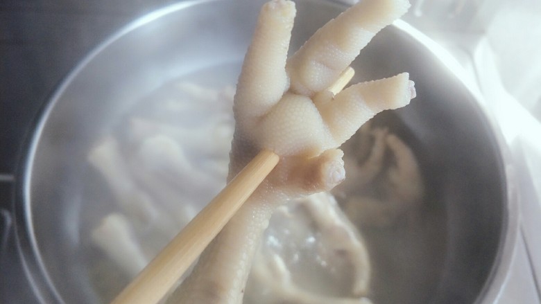 爽口腌制小菜 鱼辣子时蔬凤爪,煮六七分钟，只要筷子能插透爪子就可以了