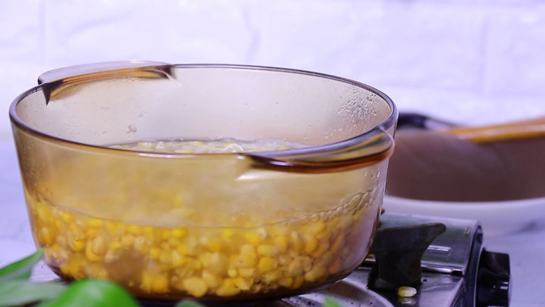 香甜玉米烙,玉米放入开水中煮6分钟左右