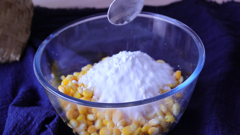 香甜玉米烙,加入干淀粉，让每一颗玉米都粘上淀粉