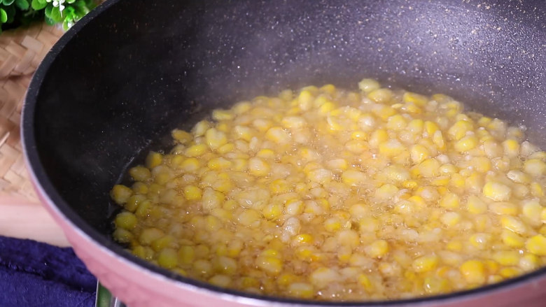 香甜玉米烙,转中火炸3分钟左右，直至玉米烙金黄酥脆