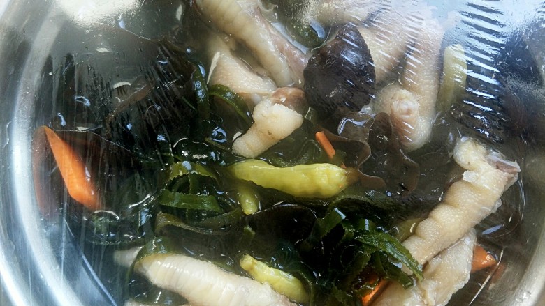 爽口腌制小菜 鱼辣子时蔬凤爪,用保鲜膜封住容器，或者用一个带盖子的容器