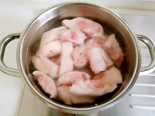 台湾卤猪脚,锅内烧温水，放入猪脚焯水。