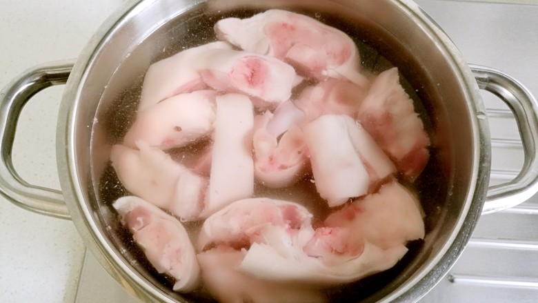 台湾卤猪脚,锅内烧温水，放入猪脚焯水。