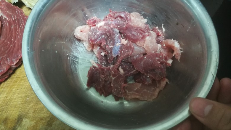 牛肉炒笋干,牛肉切碎，加入适量淀粉用手抓均匀。