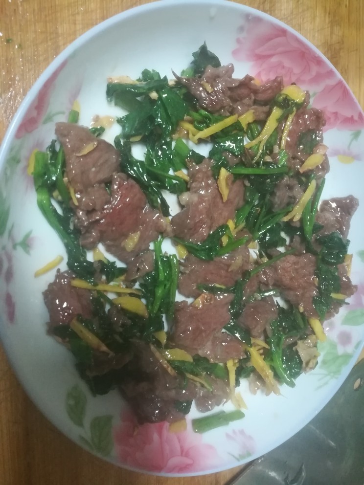 牛肉炒笋干,煸炒好的牛肉芹菜。
