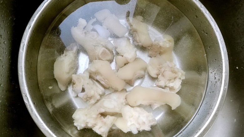 台湾卤猪脚,然后放入温水中洗净捞出。