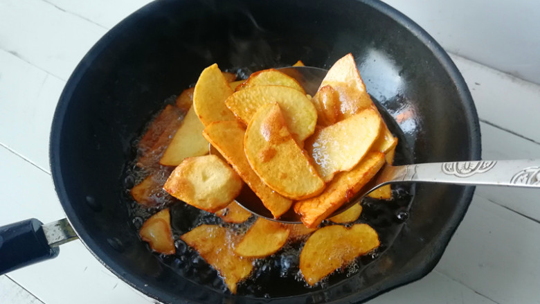 【干煸土豆片】 ,锅加油烧热，下入土豆片，炸制金黄，捞出控油待用
