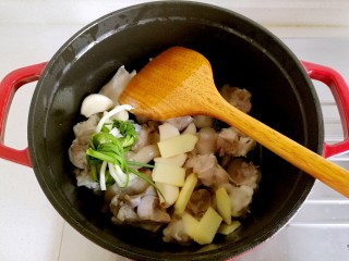 台湾卤猪脚,放入姜片，香葱结和大蒜。