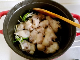 台湾卤猪脚,用锅铲炒出香味。