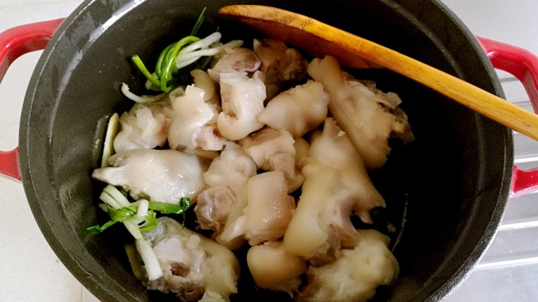 台湾卤猪脚,用锅铲炒出香味。