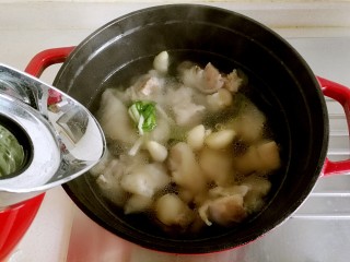 台湾卤猪脚,在锅中倒入开水，水量漫过猪脚。