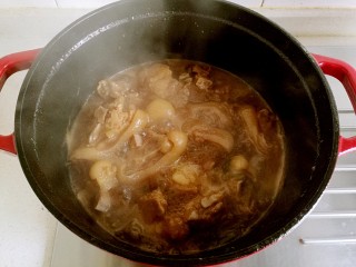 台湾卤猪脚,当汤汁减少时，用大火收汁。