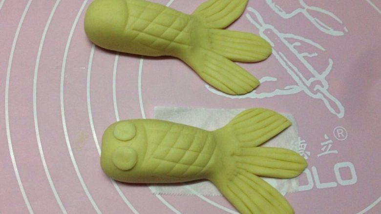 卡通小金鱼,用吸管压出小圆片，贴在鱼头上做金鱼眼框，如上图。