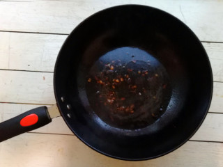 【浇汁丸子】 ,锅留少许底油，下入葱花炒香，在加入半碗水，酱油、蚝油烧开，淋入适量水淀粉勾芡，待汤汁粘稠，关火