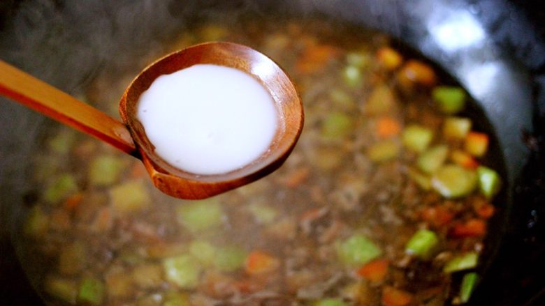 香菇小酱炸酱面,打开锅盖加入用清水化开的淀粉勾芡
