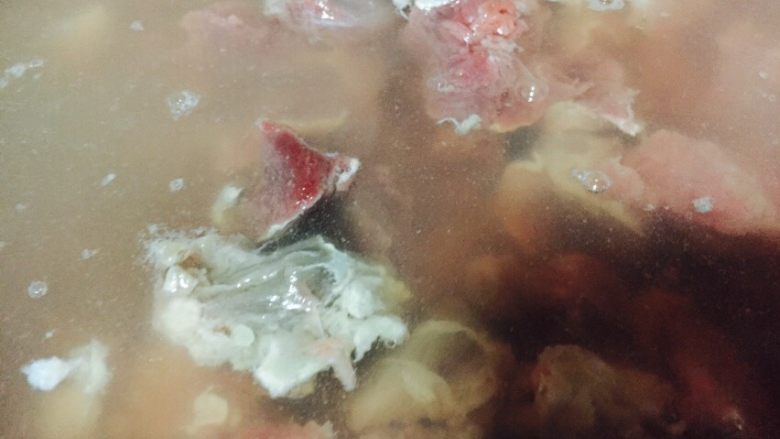 香辣牛肉,锅中倒入水，把牛肉放进水里氽下血水捞出