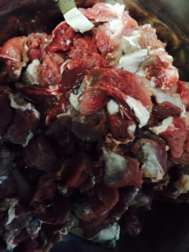 香辣牛肉,洗净的牛肉均匀的切成小块