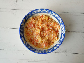 【黄金米饭饼】,再加入鸡蛋液、米饭、盐搅拌均匀