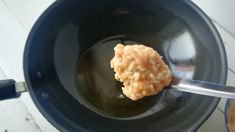 【黄金米饭饼】,锅加油烧热，用汤匙舀出一勺调好的米饭料