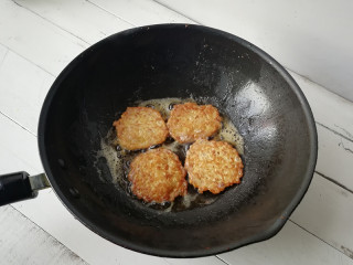 【黄金米饭饼】,放在锅内，用勺底拍成圆饼状，将一面煎制定型