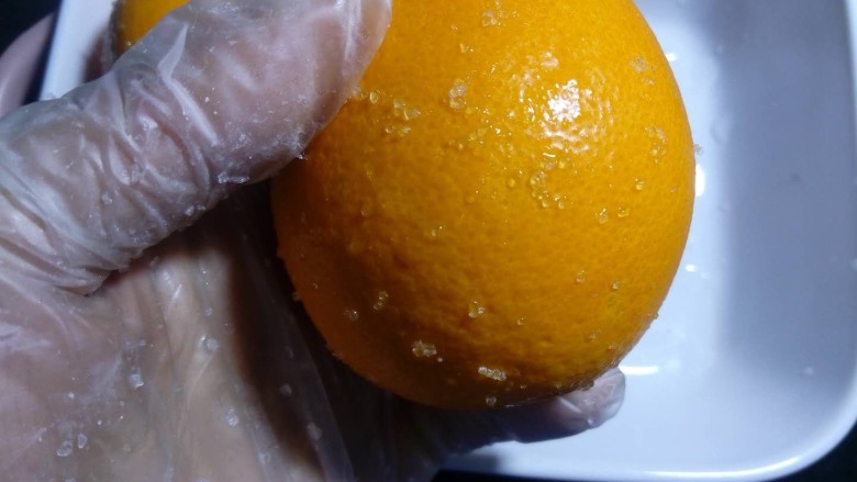 橙皮丁,橙子橙子表皮用盐搓洗干净，去除表层的灰尘和腊。 