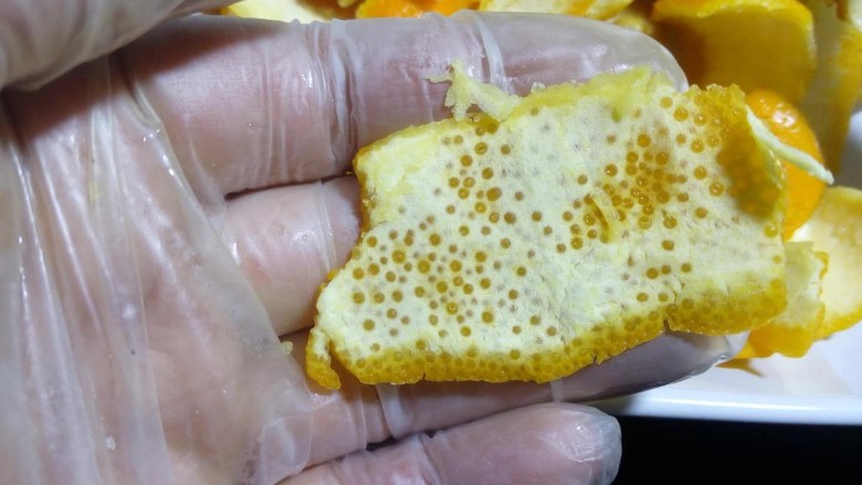 橙皮丁,橙皮里面的白色内瓤部分，可以削去一些，避免有苦涩的味道。如果皮比较薄也可以保留。 