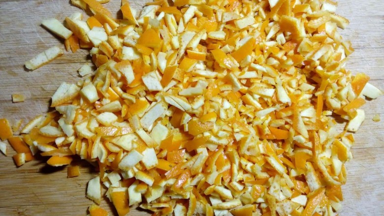 橙皮丁,切成小块或丝状。 
