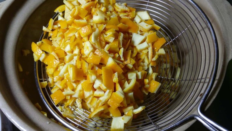 橙皮丁,这样可以去除苦涩味道，用凉水冲洗一下，沥干水分待用。 