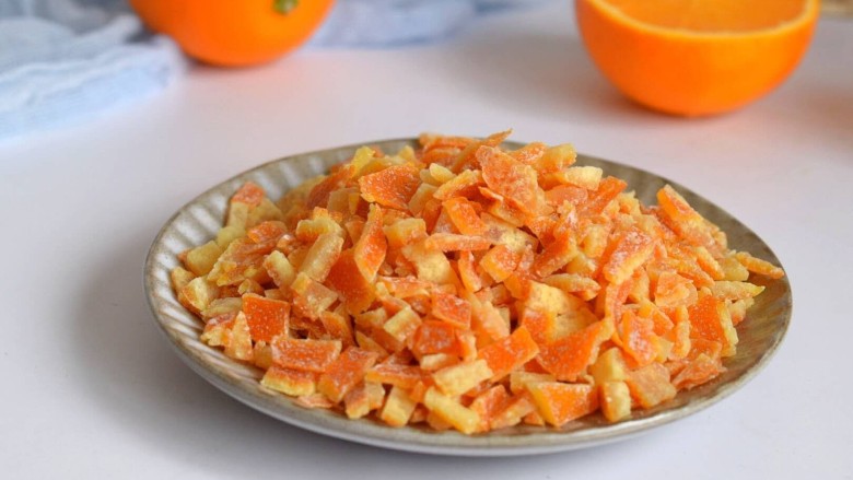 橙皮丁,做好的橙皮丁放在密封罐里保存。因为含糖量高，且炒制的比较干，保存气温较低的话，可以食用一冬天。 