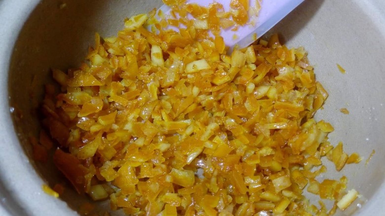橙皮丁,放凉以后，可以直接使用。陈皮的清香加上冰糖的甜润，有帮助消化的作用。 