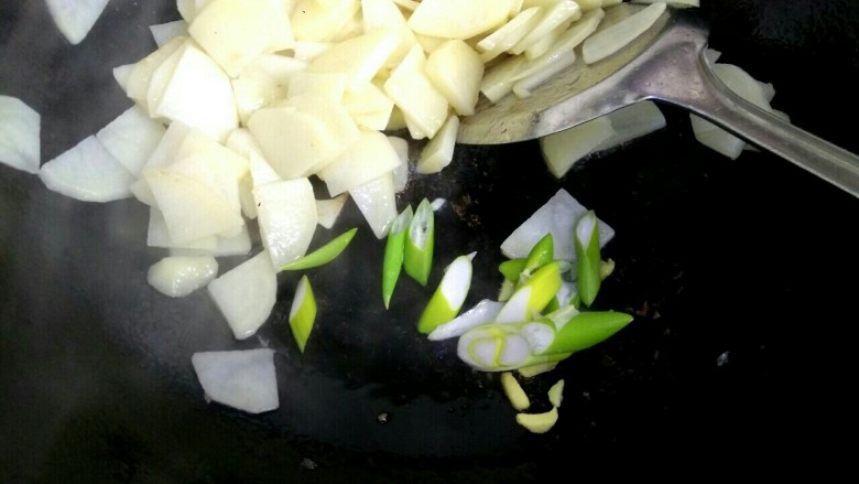 尖椒土豆片,把土豆片铲到一边，放入少量植物油，放入葱姜爆香