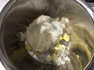 苏打甜饼干,加入黄油揉均匀，刚开始可能会沾手，揉一会把手上粘点干面粉再继续揉。