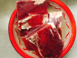 风干酱牛肉 新春招待亲友好菜品,解冻后(或新鲜牛腱子肉)，切成等份的4大块。