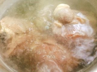 风干酱牛肉 新春招待亲友好菜品,撇干净到汤水中没浮沫。