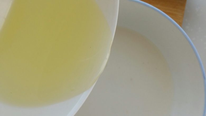 香葱海苔味苏打饼干,把油倒入到牛奶中混合均匀，没有牛奶也可以用水。
