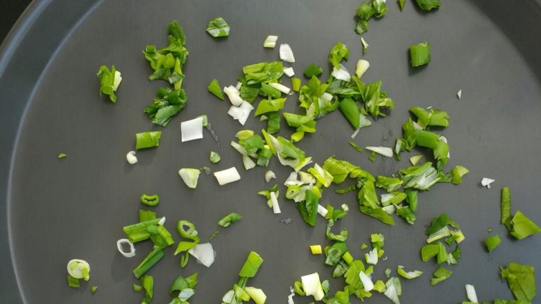 香葱海苔味苏打饼干,先把葱切碎，最好是葱叶，绿色比较好看，然后放进烤箱低温烘干，然后搓碎。