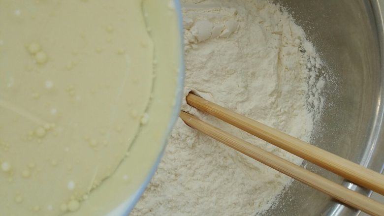 香葱海苔味苏打饼干,再把混合好的液体一点一点倒入面粉中，并不断地搅拌，最后揉成面团。