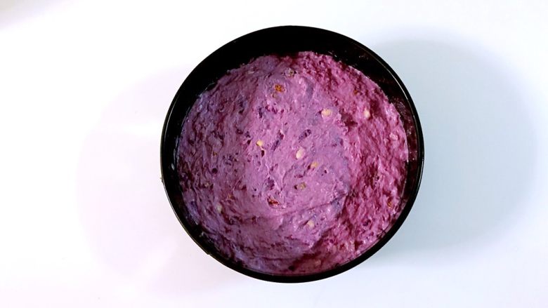 果仁紫薯南瓜发糕，太好吃了，也许是对美食最好的诠释,模具里抹油，把面糊倒入1/3满，表面抹匀抹平，放入蒸屉发酵。